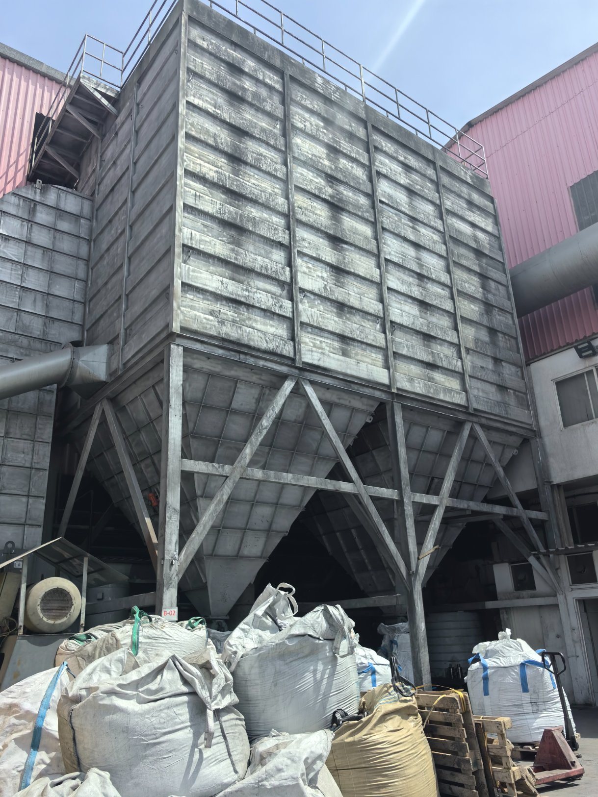 Que tipo de coletor de pó industrial é adequado para fábricas de cimento? O material da bolsa de filtro no coletor de pó tipo bolsa da fábrica de cimento.